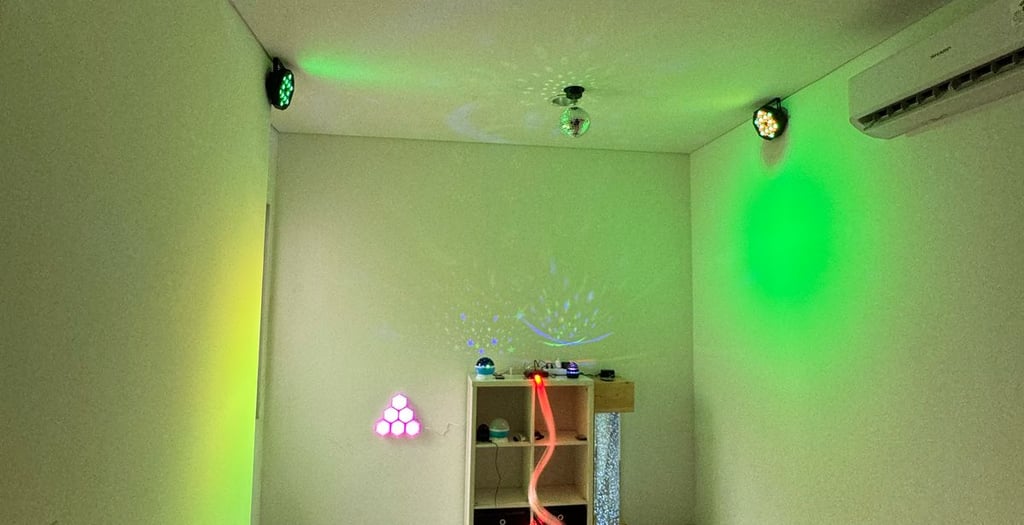 ruang terapi tumbuh kembang anak dengan lampu warna warni