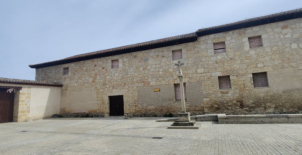Fachada norte al patio del compás del Monasterio de Clarisas de Calanbazanos