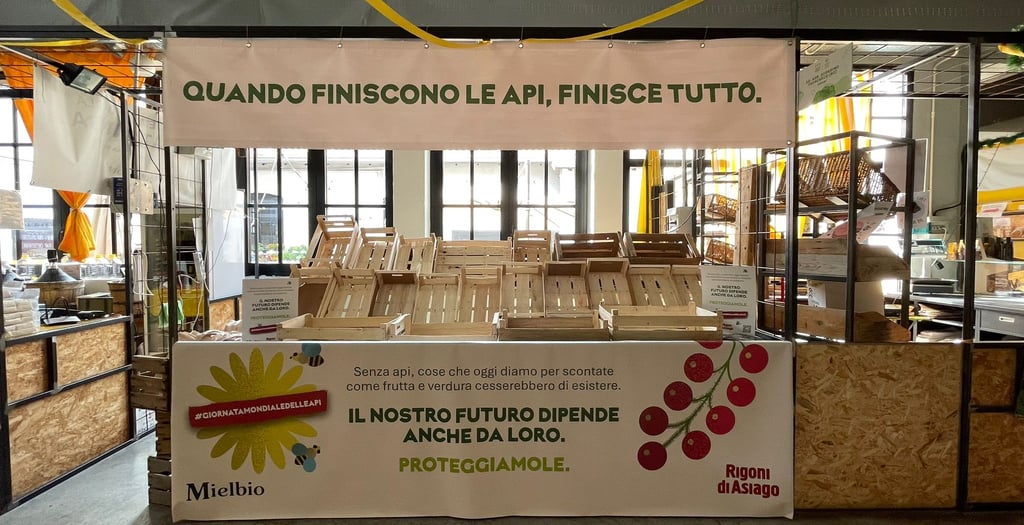 Banco vuoto dedicato alla Giornata Mondiale delle Api al Mercato Coperto di Porta Romana