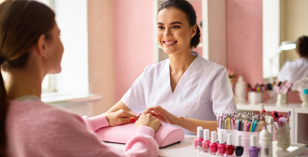 estetista con un sorriso gentile che cerca di capire cosa vorrebbe la cliente 