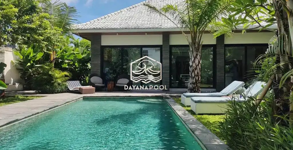 konsep kolam renang mewah di halaman belakang rumah atau villa.