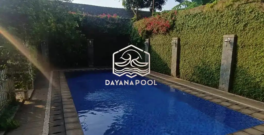 kolam renang dengan sistem skimmer yang di padukan dengan lantai kayu.