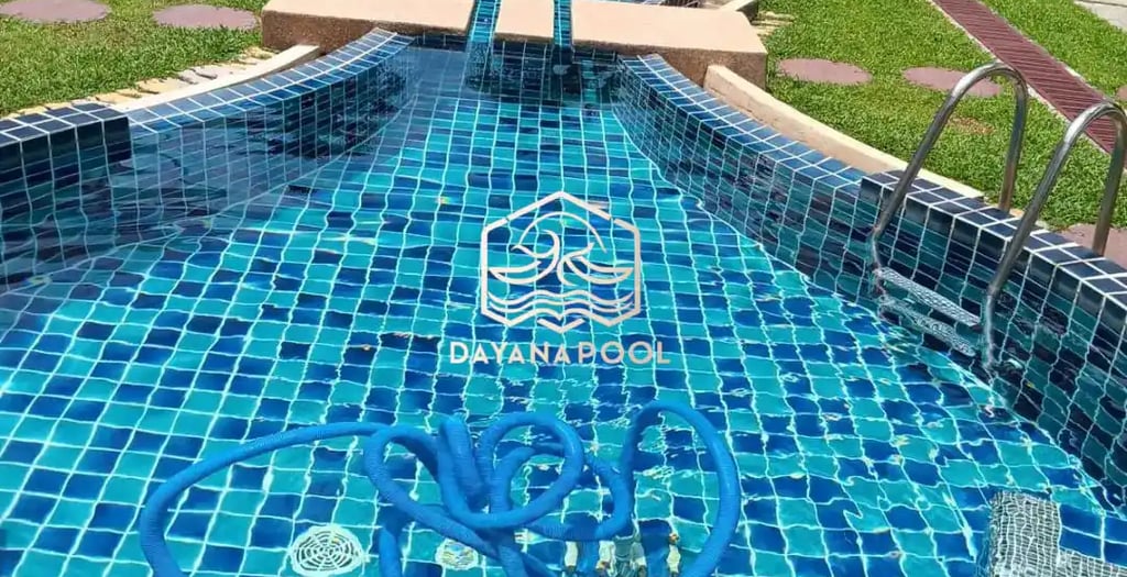 kolam renang minimalis dengan finishing keramik roman atau Mozaik.