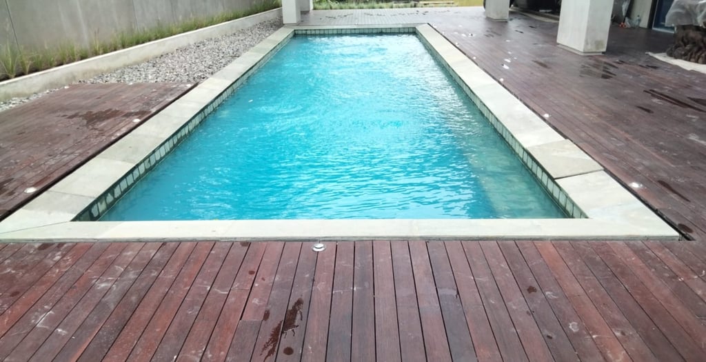 kolam renang dengan sistem skimmer yang di padukan dengan lantai kayu.