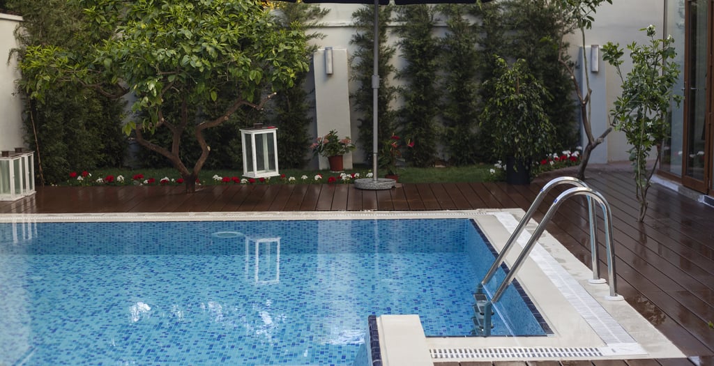 konsep kolam renang mewah di halaman belakang rumah atau villa.