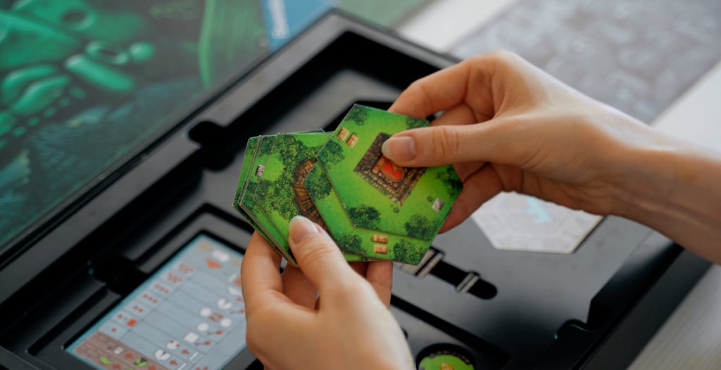 Rankoje laikomi šešiakampiai žetonai