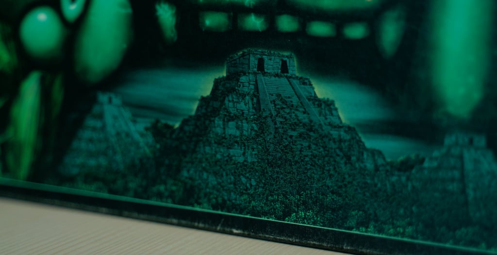 Priartintas ant žaidimo dėžutės esančios šventyklos vaizdas