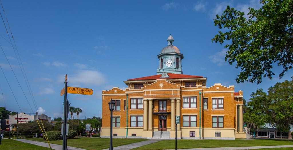 Courthouse in Inverness, Florida small towns