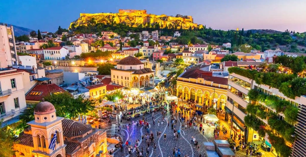 Panorama von Athen mit Blick auf die Akropolis, die Stadt und umliegende Hügel bei Sonnenuntergang