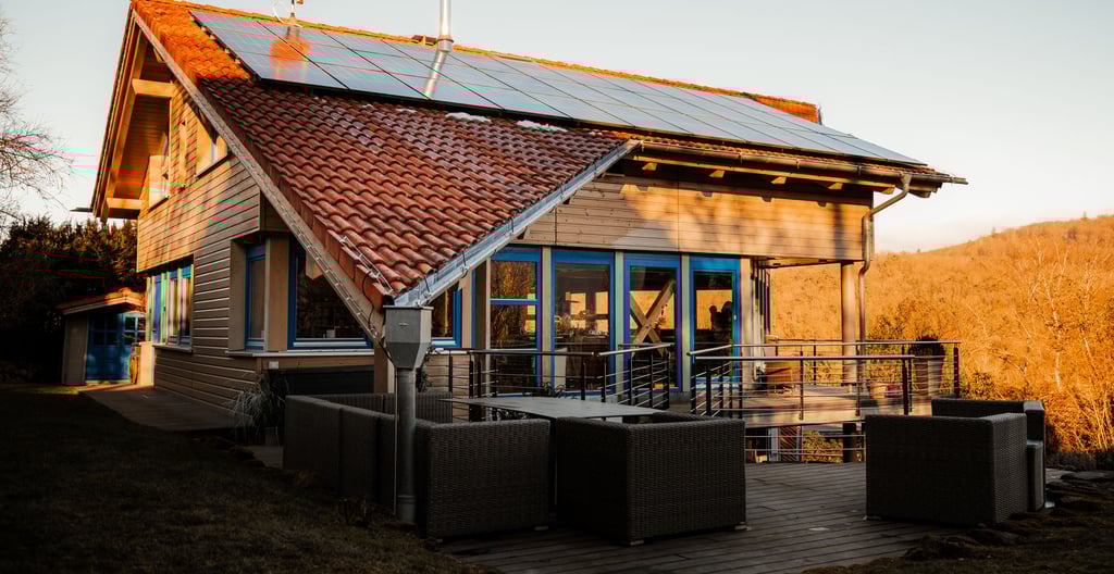 Südfassade mit Blick auf Terrasse, Photovoltaik und abgeschlepptem Dach