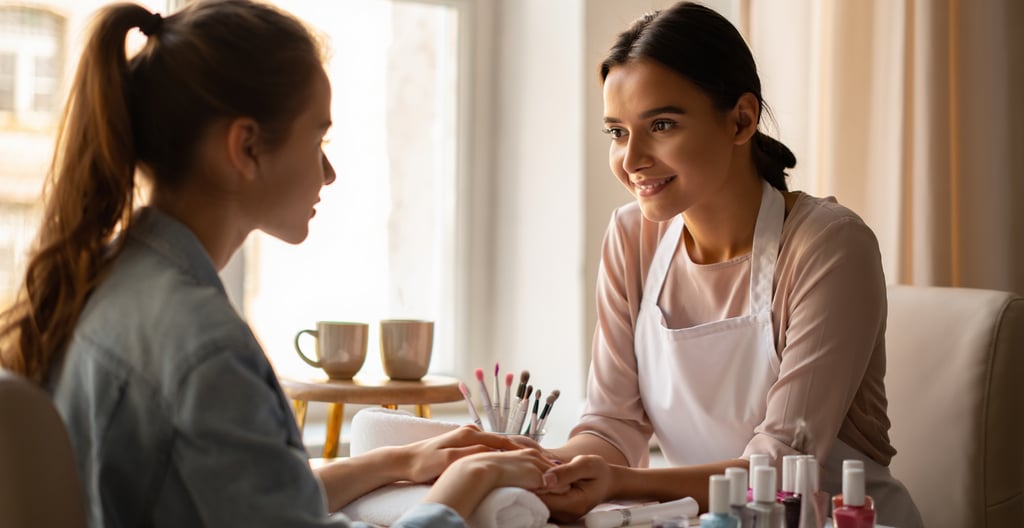 onicotecnica e cliente in postazione mentre chiacchierano con 2 tazze di caffè 