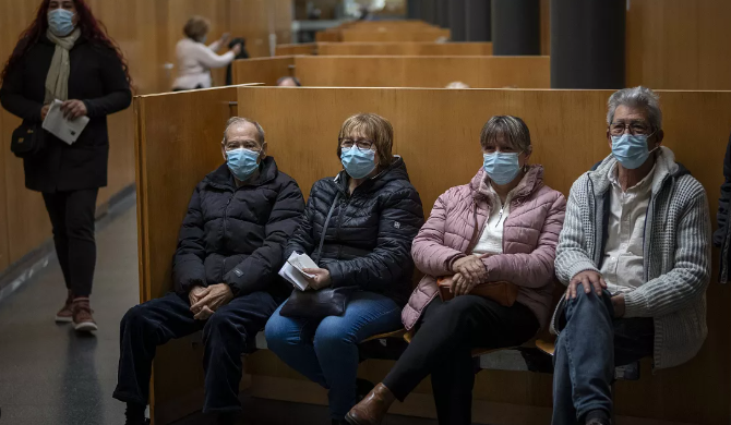 pessoas com máscaras no hospital