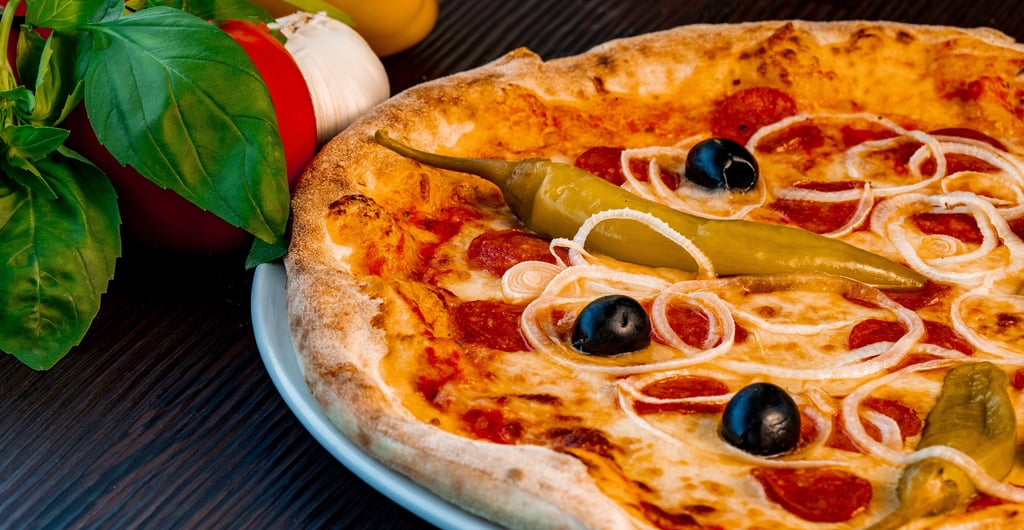 Frisch gebackene Pepperoni-Pizza mit Oliven, Zwiebeln und grüner Paprika