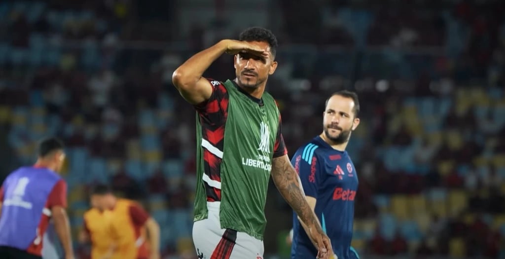 Danilo no jogo de ida, no Maracanã, contra o Estudiantes.