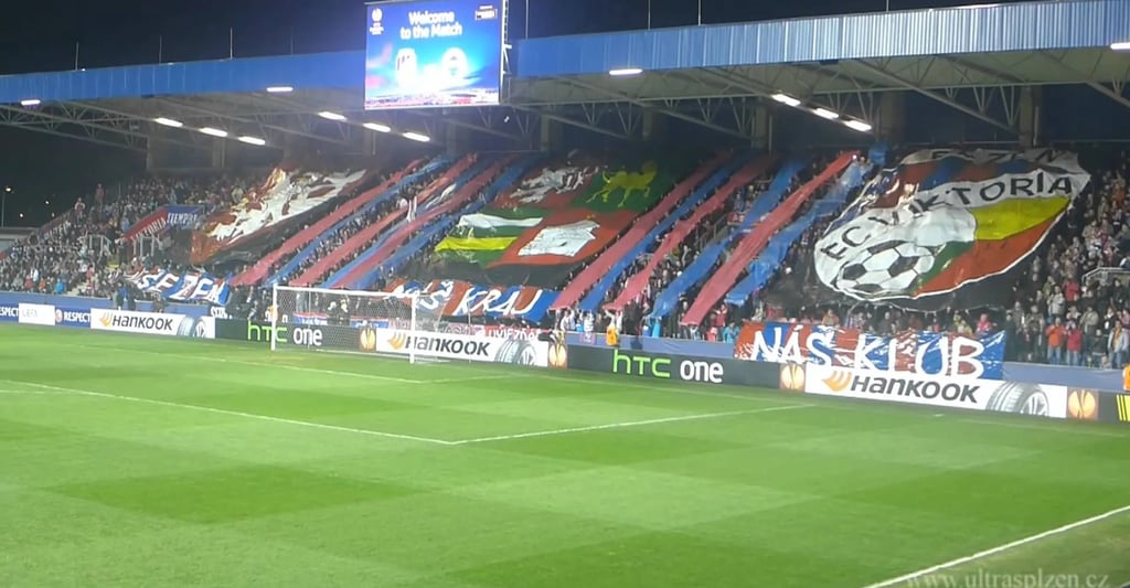 Fans im Stadion der Doosan Arena in Plzeň während eines Spiels von FC Viktoria Plzeň, mit gefüllten Tribünen, Fahnen