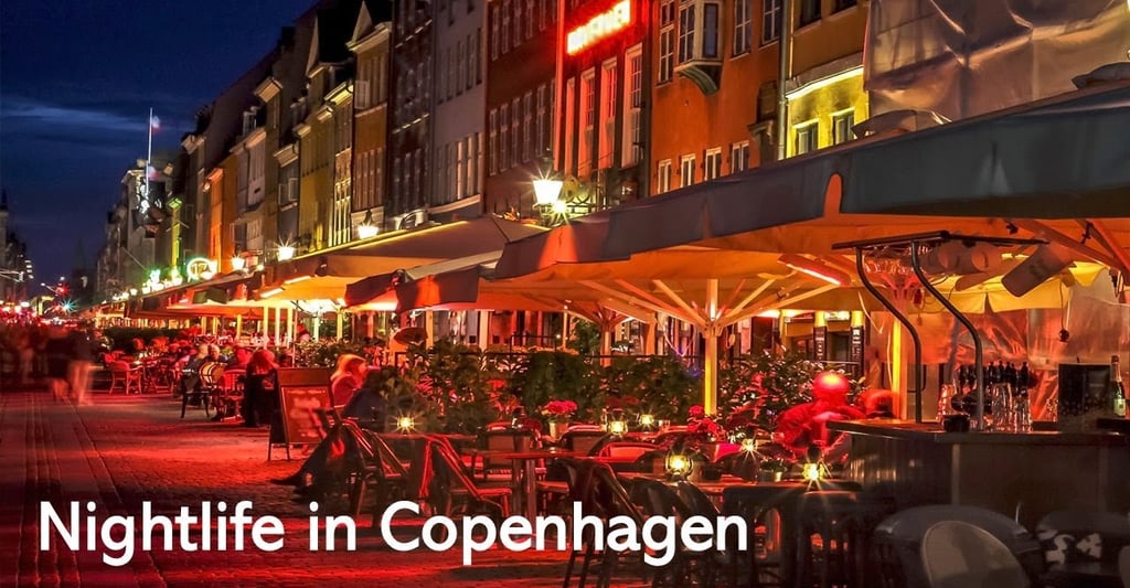 Bunt erleuchtete Straßen von Kopenhagen bei Nacht, mit Menschen, die in belebten Bars und Cafés an den Gehwegen sitzen, währe