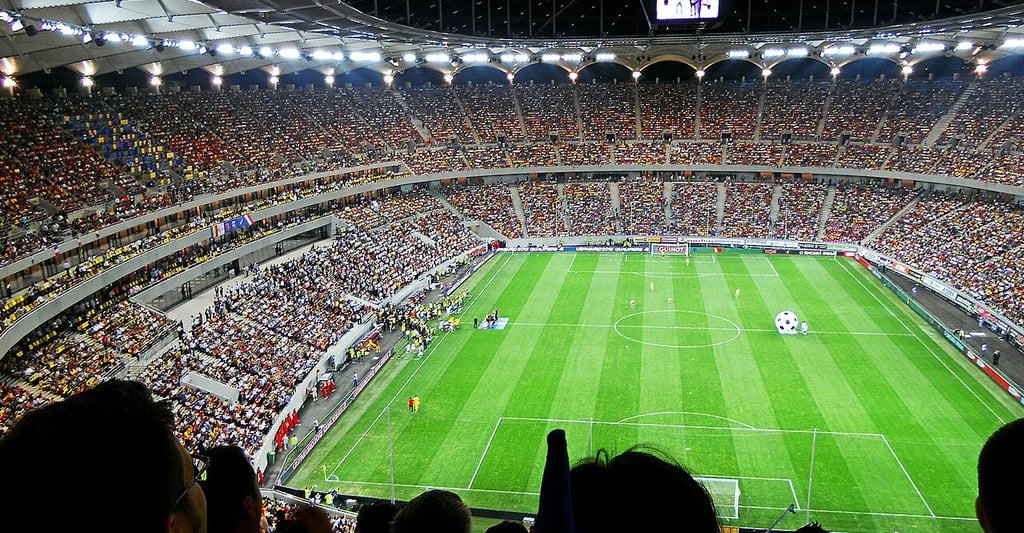 Aerial View der Arena Națională in Bukarest, modernes Nationalstadion Rumäniens mit geschlossenem Dach und Spielfeld.