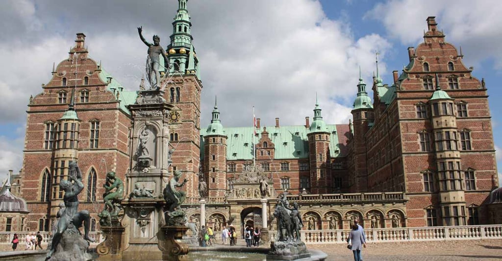 Die Kleine Meerjungfrau in Kopenhagen, berühmte Skulptur am Wasser