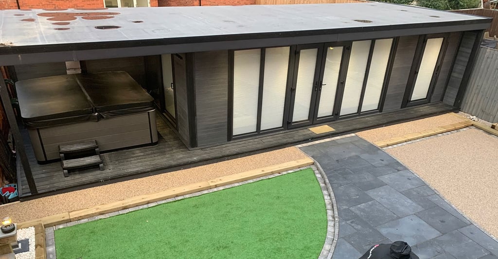 Henley-garden-building-with-hot-tub