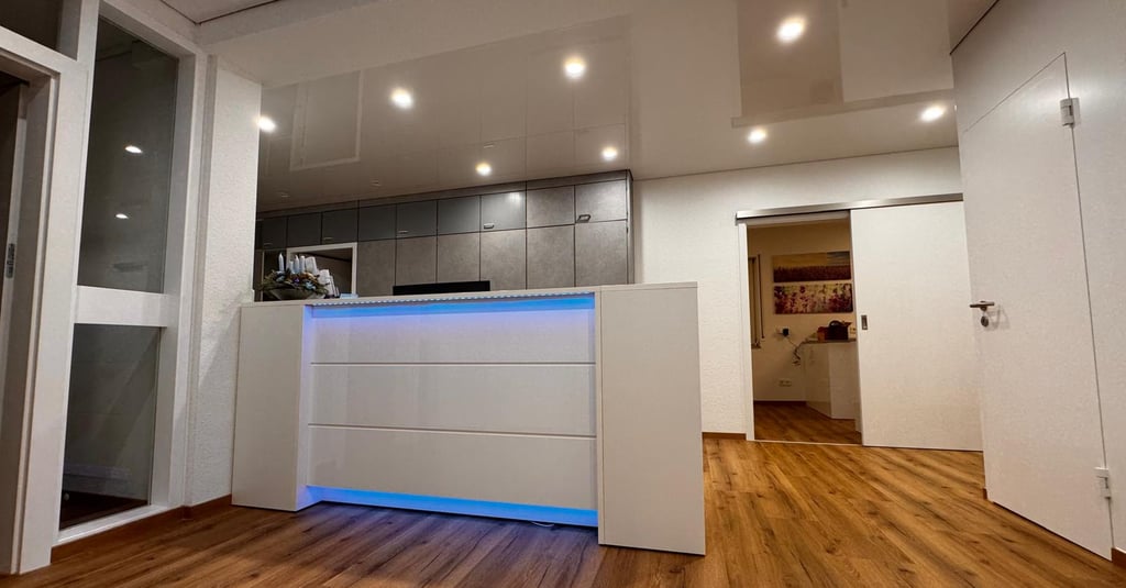 Neugestaltung einer Arztpraxis mit Spanndecken