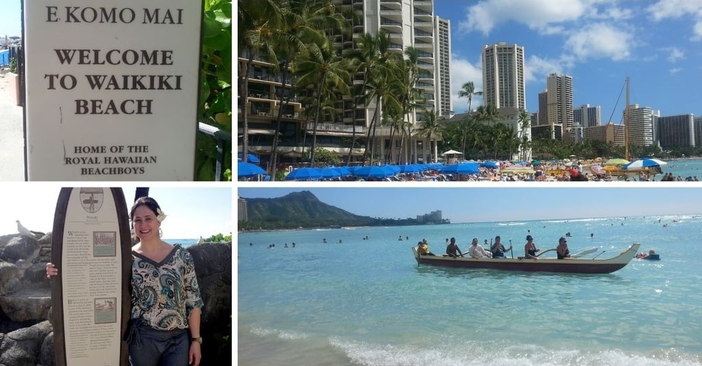 Autora na praia de Waikiki com vista da cidade de Honolulu e barco tradicional no mar