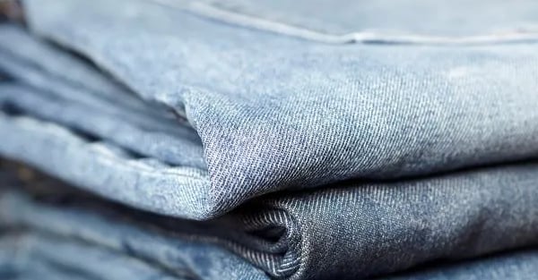 une pile de jeans