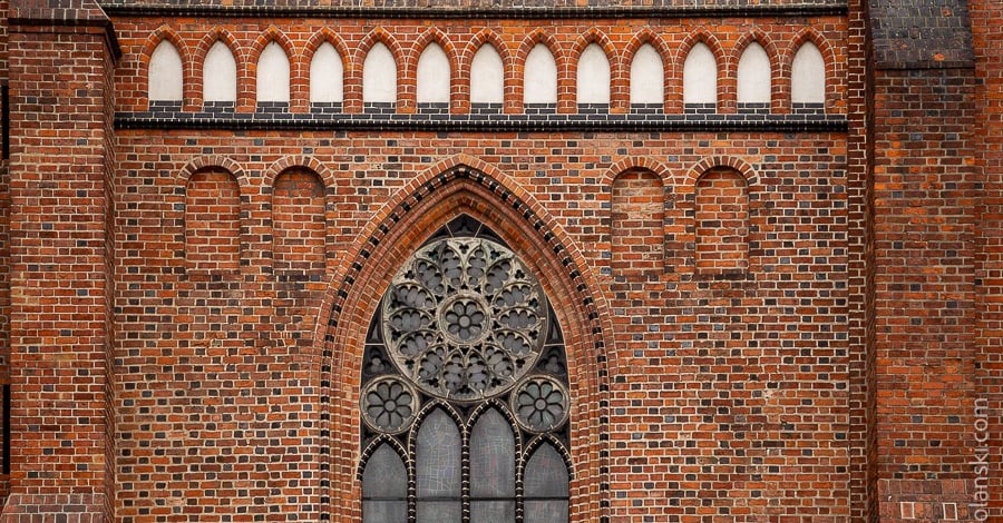 Część głównej fasady Katedry Poznańskiej