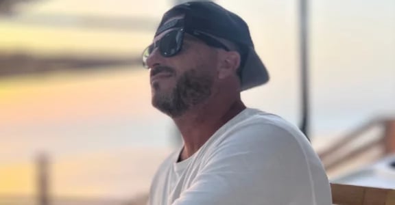 "Équipe de la conciergerie locale à Capbreton devant le port."