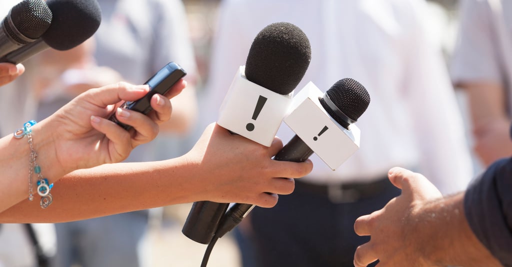 Professionnelle en communication remettant un dossier de presse à un journaliste — relations médias pour PME canadiennes