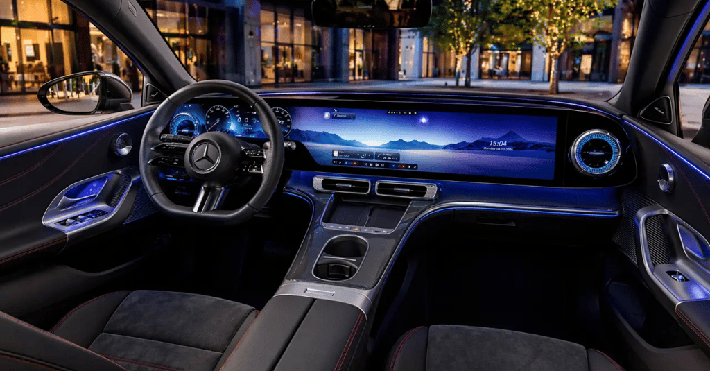 Interior do Mercedes Classe C elétrico com teto estrelado e painel digital avançado