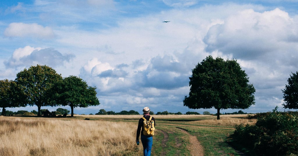 Un hombre caminando por un camino de tierra con una mochila