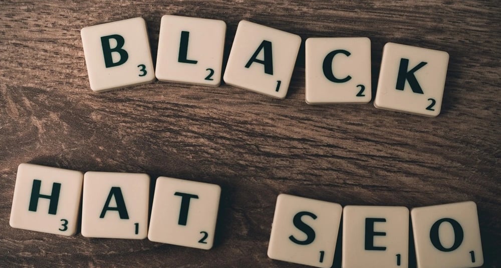 dados formando as palavras "Back Hat SEO"