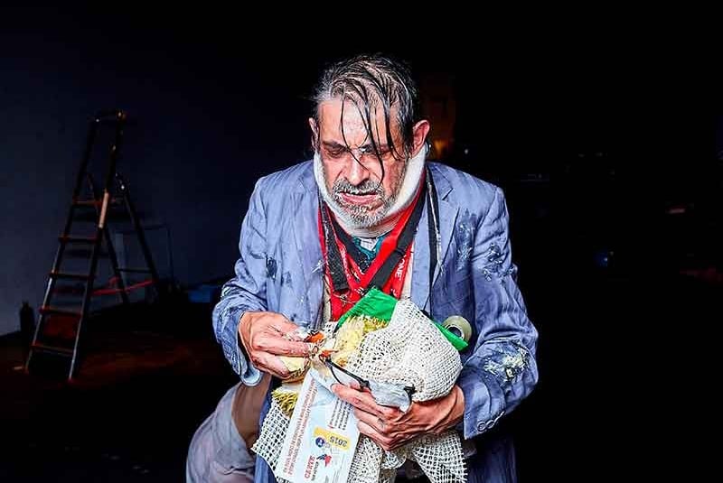 David Noir incarne Michel Durian pour la performance "Pardon je passe" au Générateur | Photo Bernard Bousquet