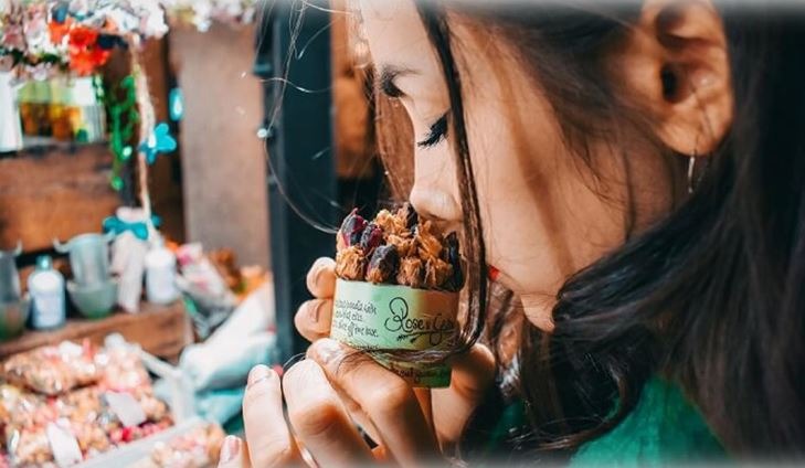 Mulher sentindo as emoções que uma marca pode despertar no sentido do olfato