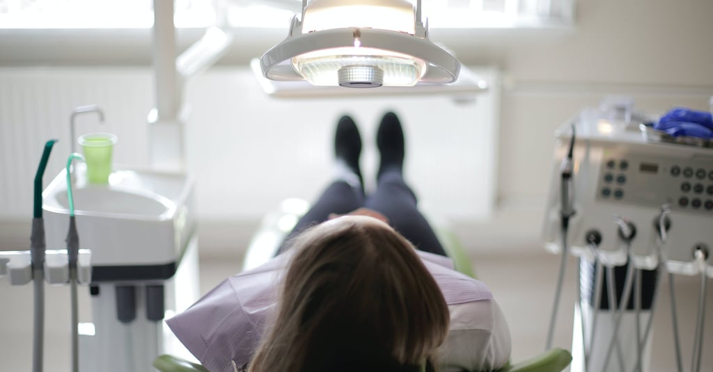 mujer en consultorio odontologico