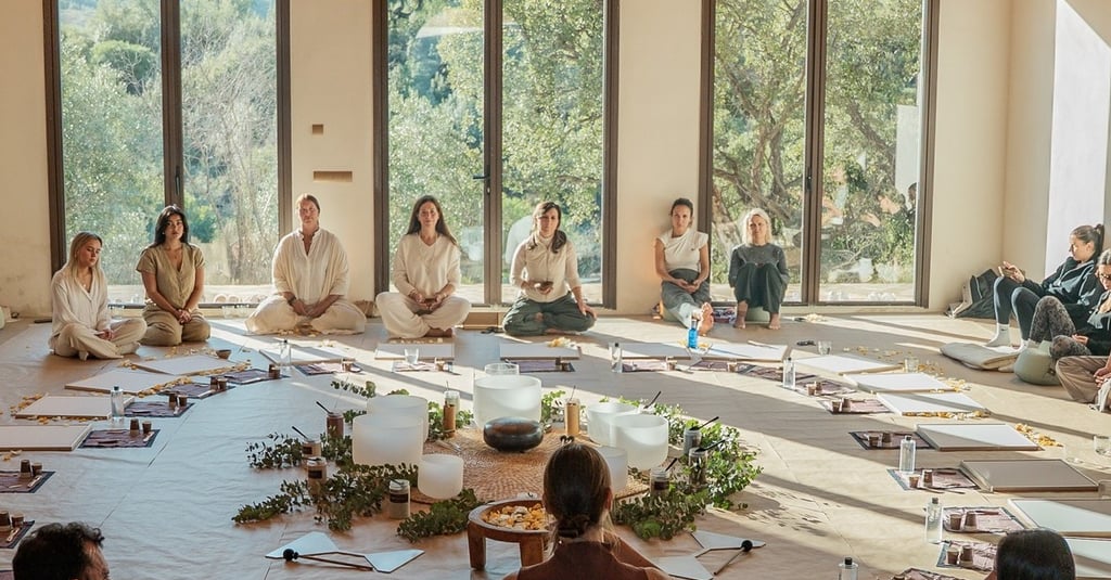 Daylit group workshop in multipurpose retreat room