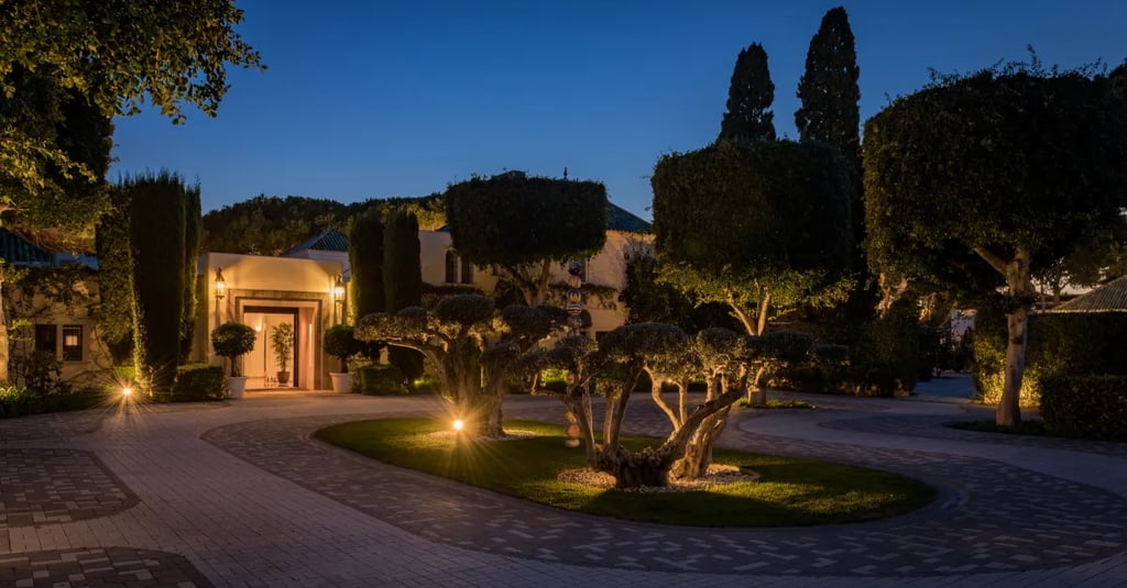 Villa El Rincon entrance drive lit at night
