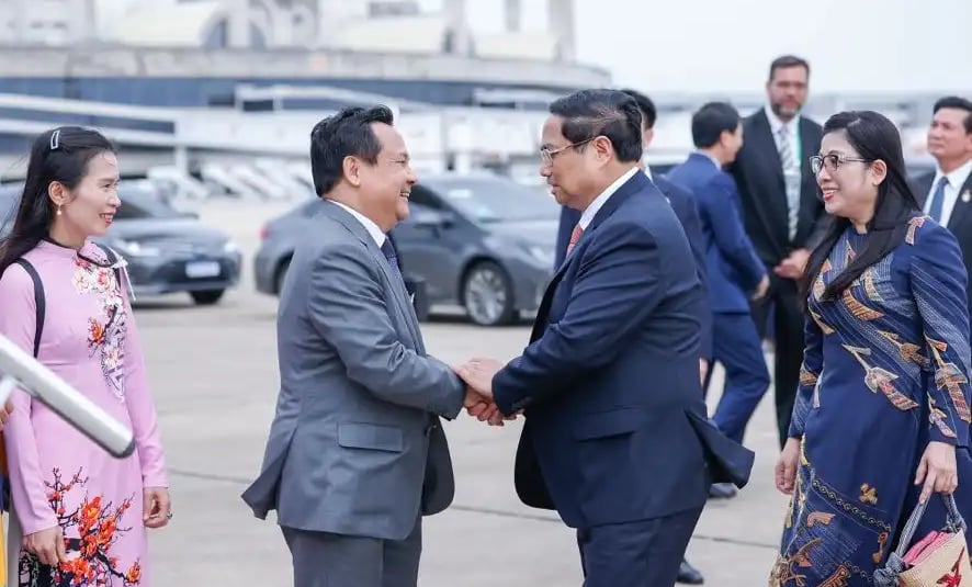 Đại sứ Việt Nam tại Brazil Bùi Văn Nghị tiễn Thủ tướng Chính phủ Phạm Minh Chính và Phu nhân rời Rio de Janeiro - Ảnh: VGP/Nh
