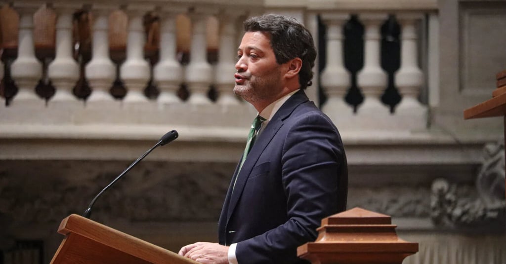 André Ventura líder do CHEGA discursando no parlamento português
