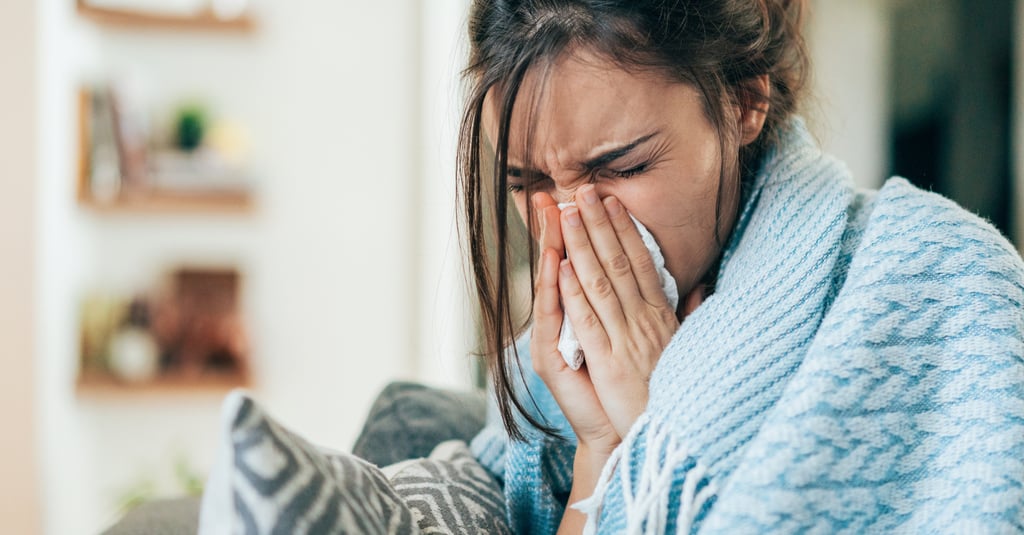 Pessoa com gripe sentindo o nariz escorrer