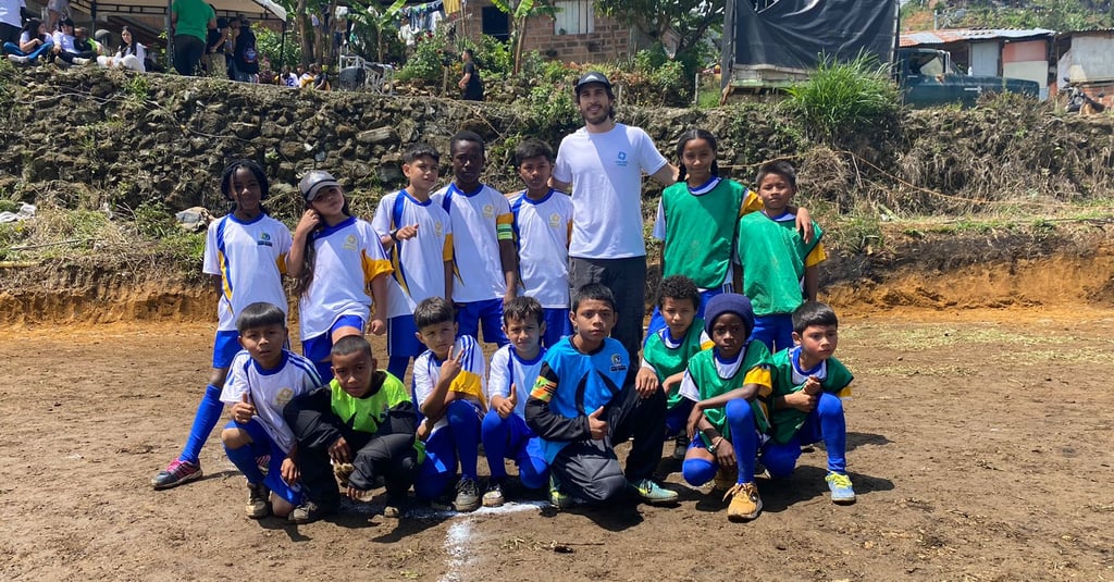 Un grupo de niños y niñas de la fundación posando para una foto