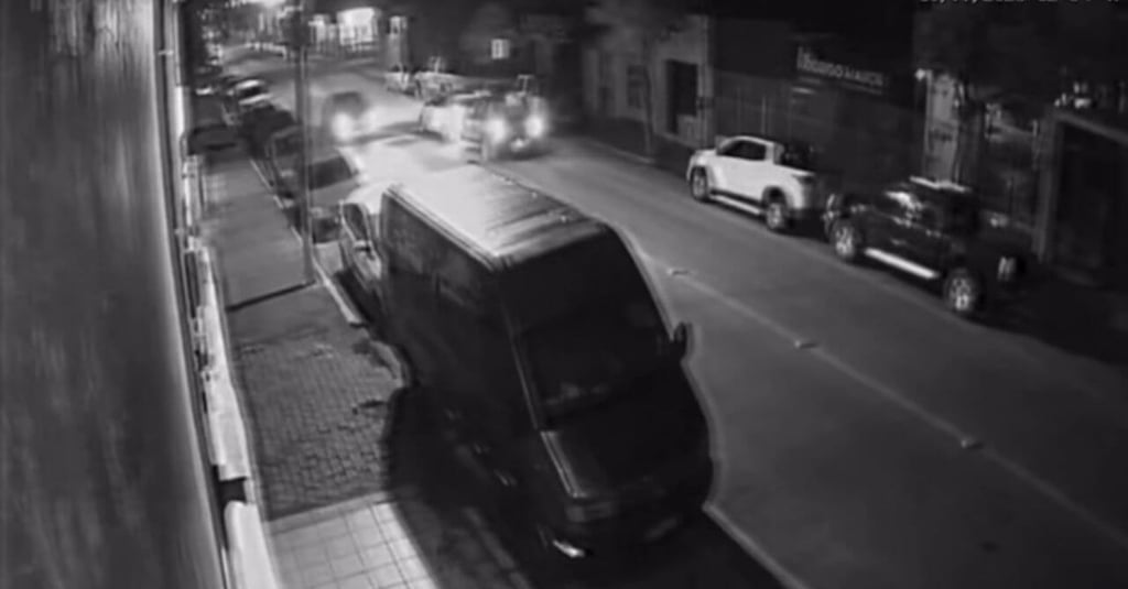 Fuga sem prestar socorro: motorista atinge carro e foge no Centro de Camaquã