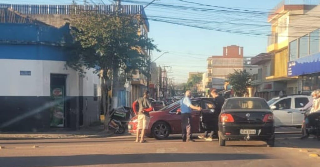 Acidente no centro de Camaquã deixa danos materiais em dois carros