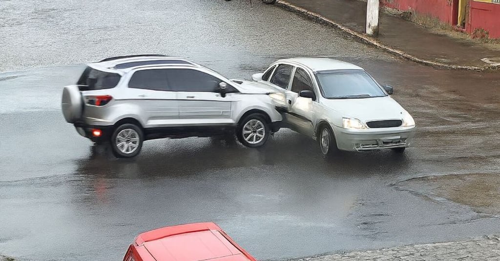 acidente no centro de camaquã entre carro e camionete