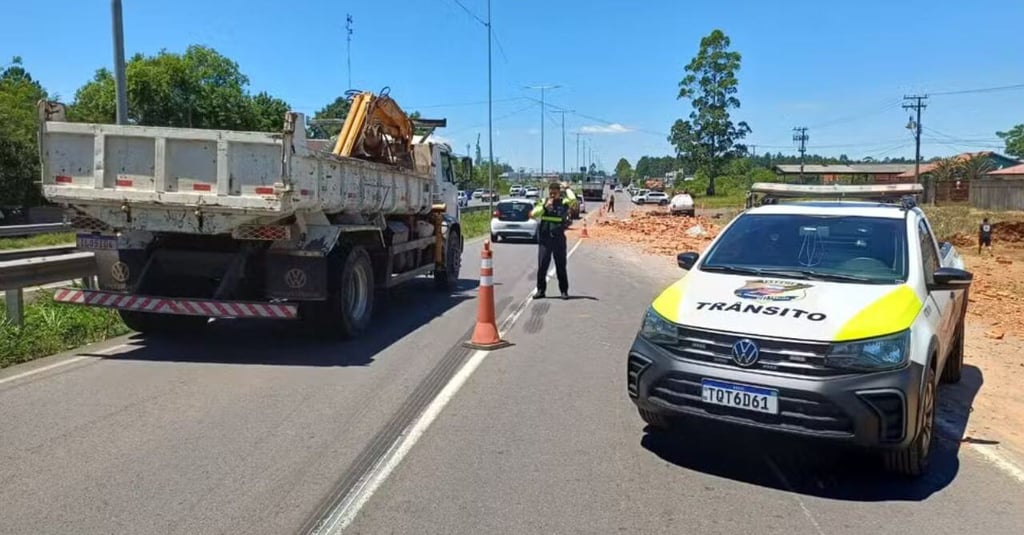 Duas pessoas morrem após carga de tijolos cair sobre moto em estrada na ERS-118