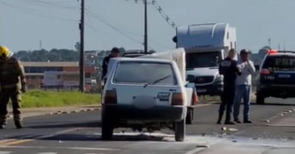 Veículo pega fogo após colisão com caminhonete na BR-116, em Guaíba