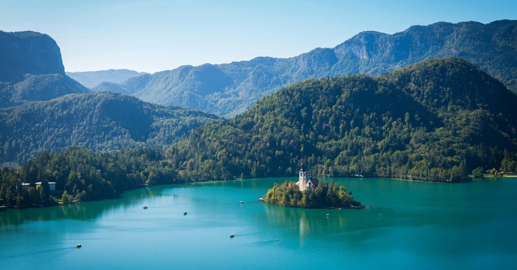 Bledsko jezero i otok s crkvom Marijinog uznesenja u Sloveniji.