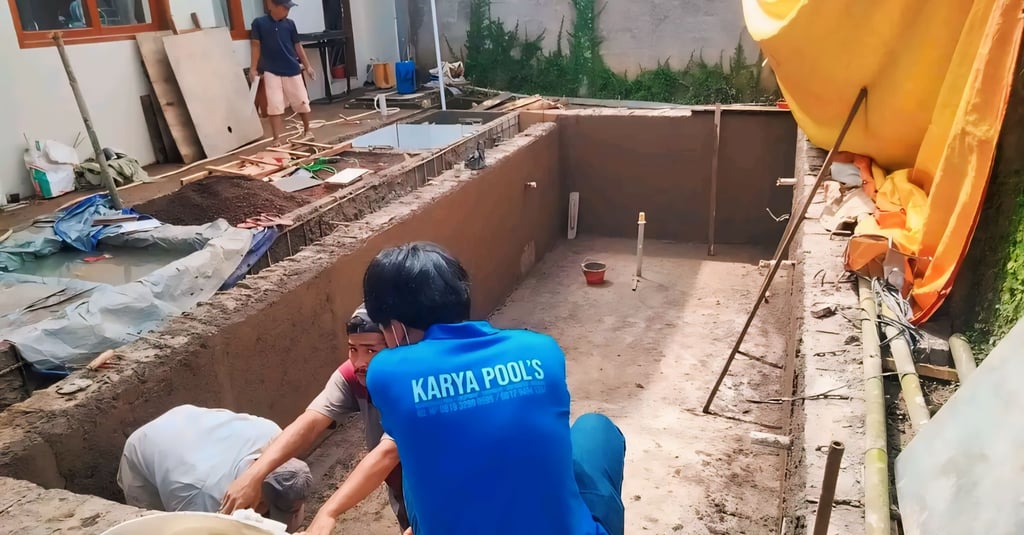 Proses pembutan kolam renang oleh tim dayanapool.