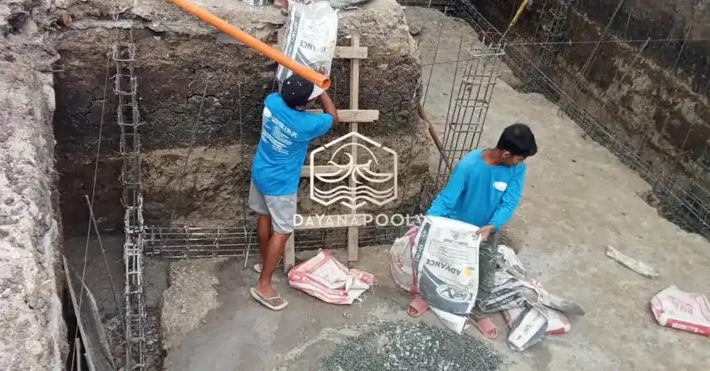 proses pembutan kolam renang oleh tim dayanapool.