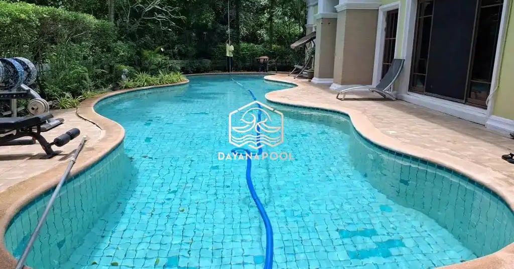 kolam renang dengan desain mewah dan sistem over flow.
